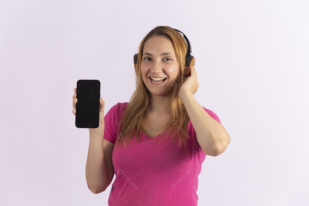 Linda mulher jovem usando fones de ouvido segurando celular smartphone