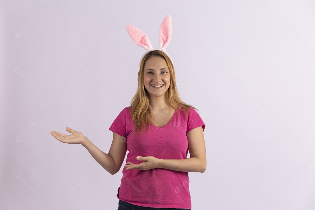 Linda mulher jovem usando tiara de coelho da páscoa