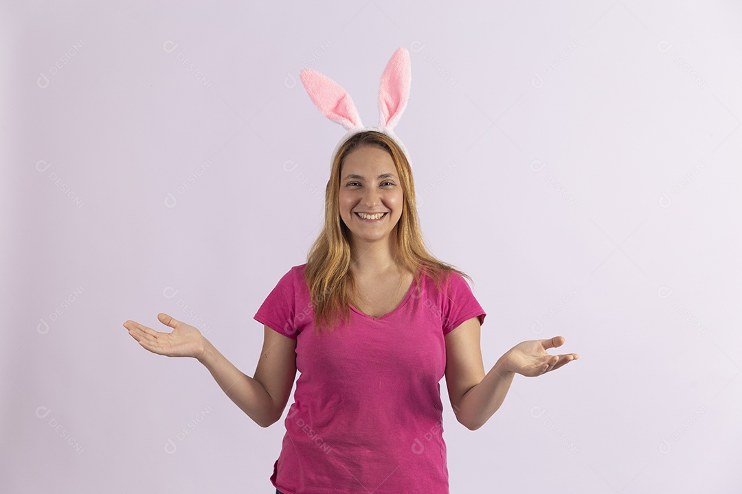 Linda mulher jovem usando tiara de coelho da páscoa