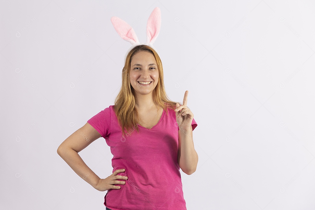 Linda mulher jovem usando tiara de coelho da páscoa