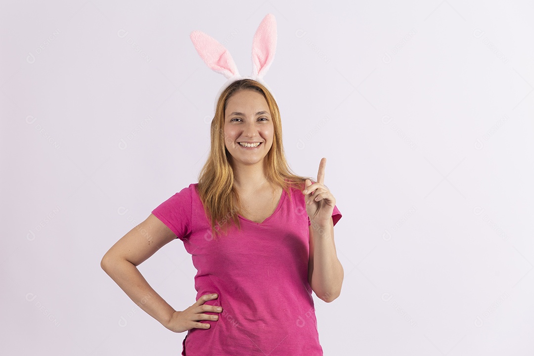Linda mulher jovem usando tiara de coelho da páscoa