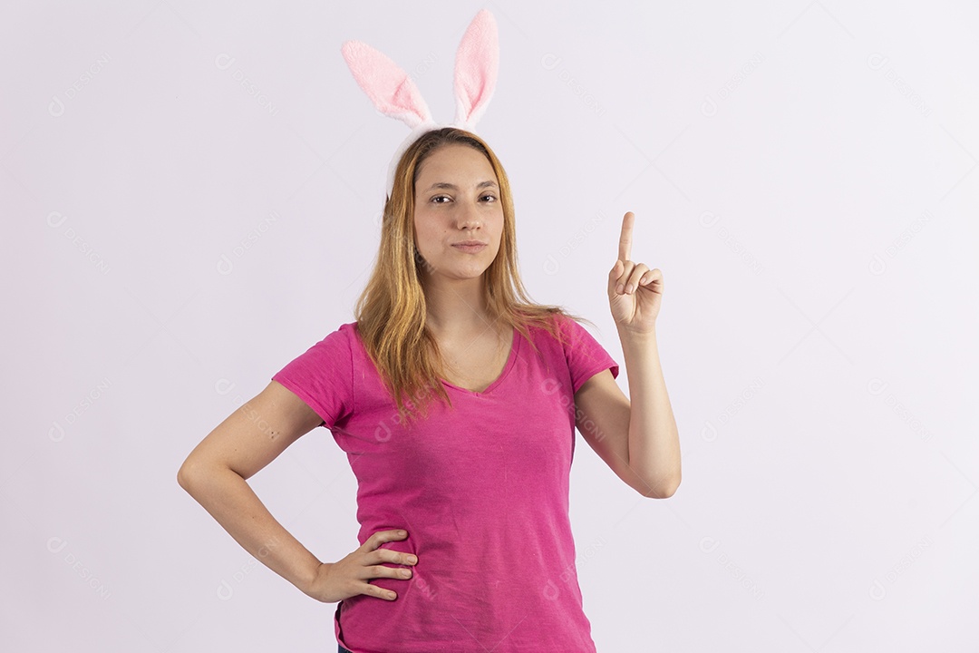 Linda mulher jovem usando tiara de coelho da páscoa
