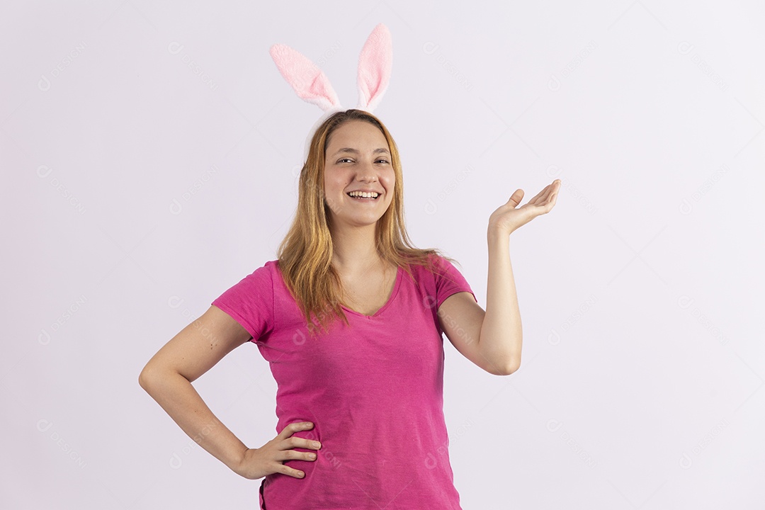 Linda mulher jovem usando tiara de coelho da páscoa