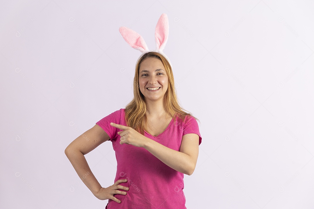 Linda mulher jovem usando tiara de coelho da páscoa