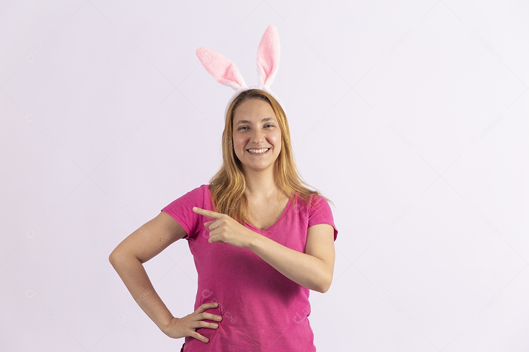 Linda mulher jovem usando tiara de coelho da páscoa