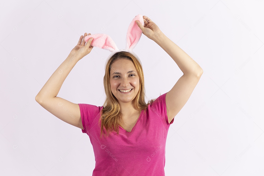 Linda mulher jovem usando tiara de coelho da páscoa