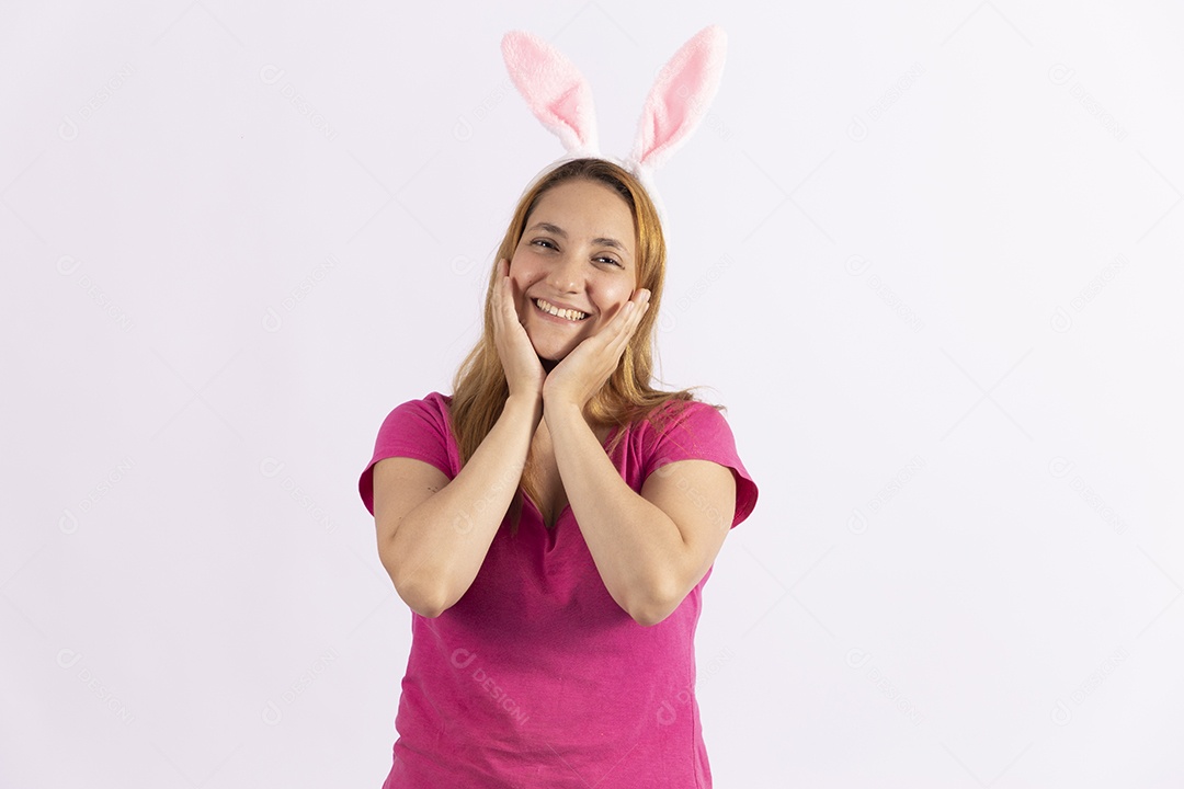 Linda mulher jovem usando tiara de coelho da páscoa