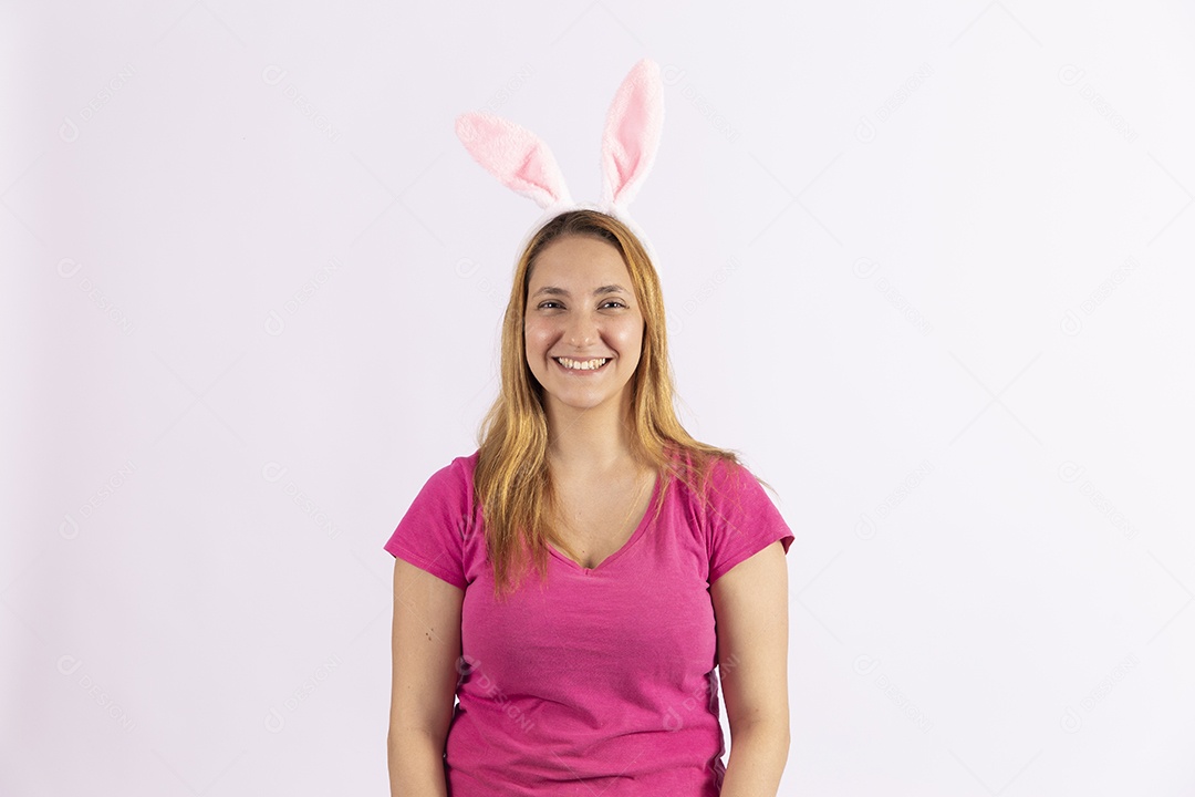 Linda mulher jovem usando tiara de coelho da páscoa