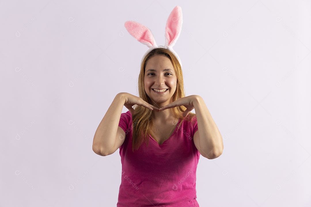 Linda mulher jovem usando tiara de coelho da páscoa