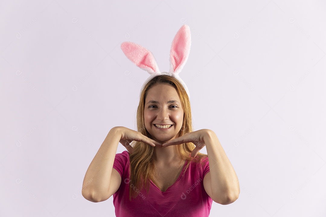 Linda mulher jovem usando tiara de coelho da páscoa