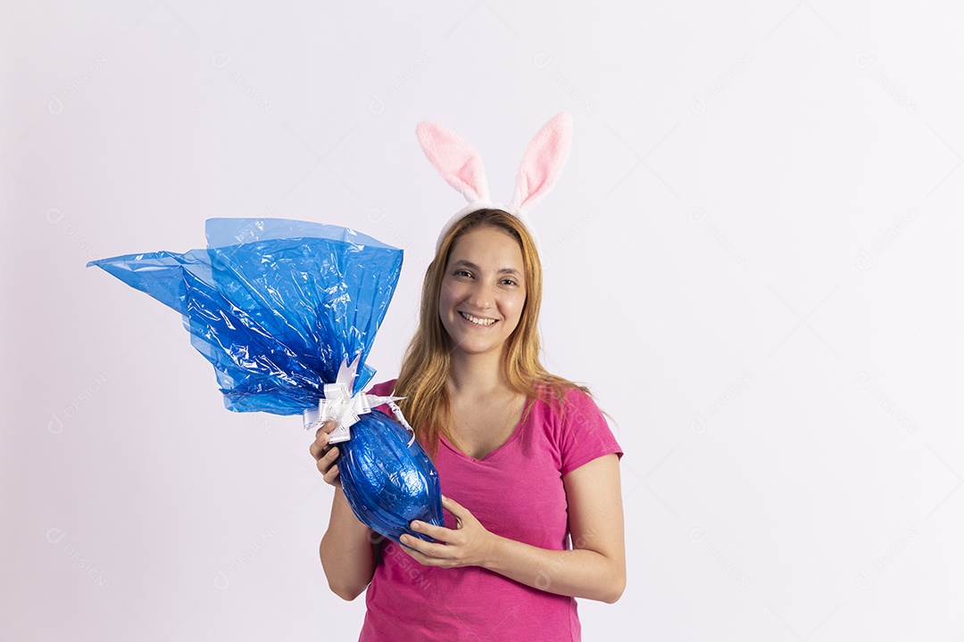 Linda mulher jovem segurando ovos páscoa usando tiara de coelho