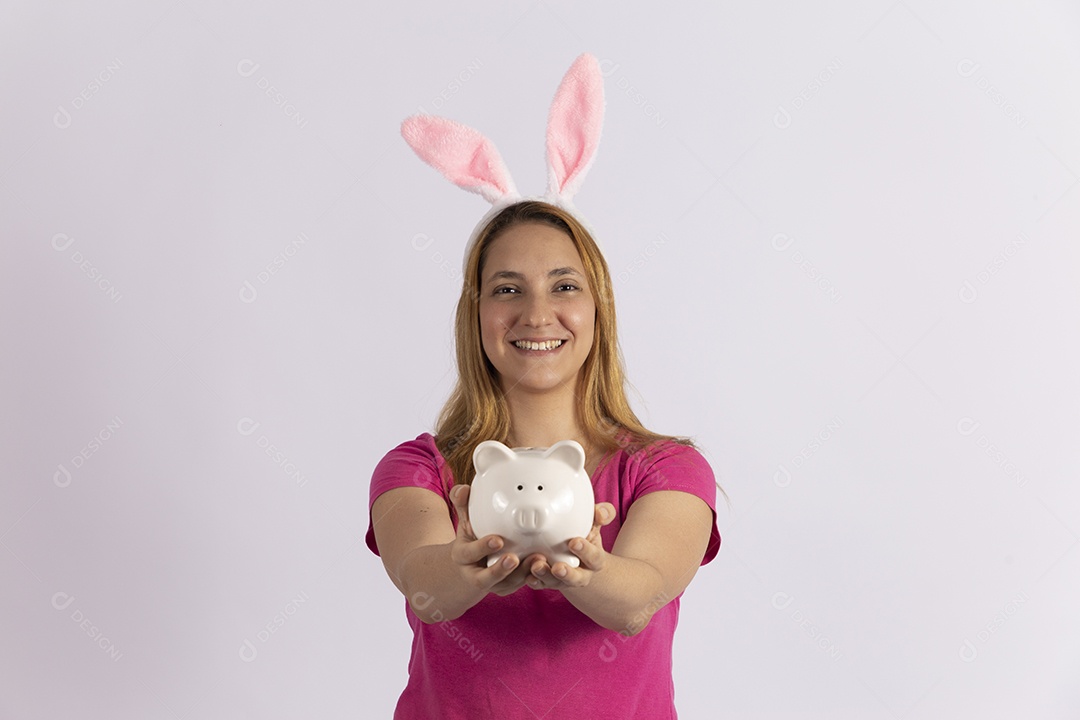 Linda mulher jovem segurando cofre usando tiara de coelho da páscoa