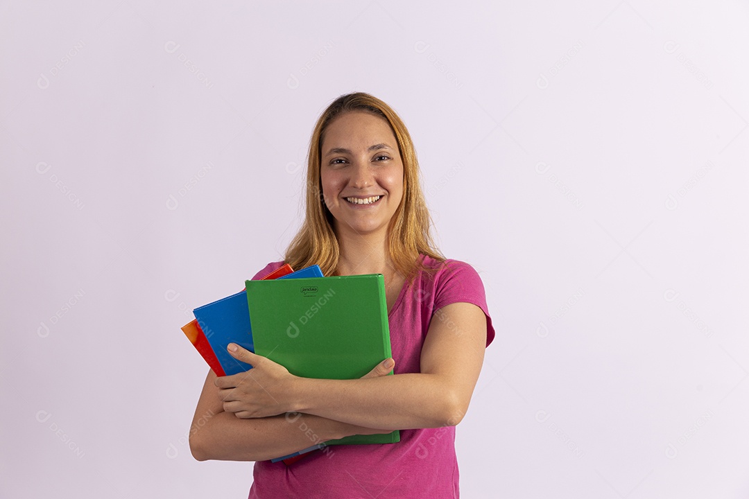 Linda mulher jovem segurando carinho de compras de supermercado sobre fundo isolado