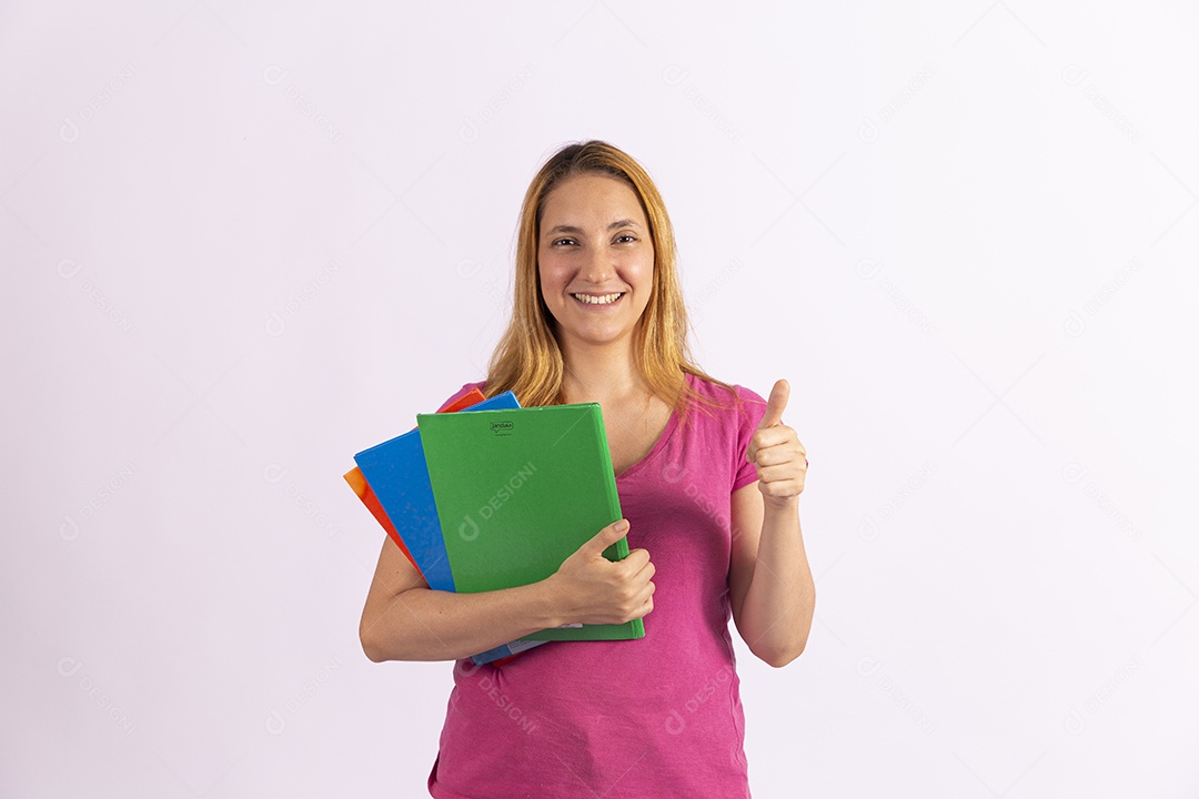 Linda mulher jovem segurando carinho de compras de supermercado sobre fundo isolado