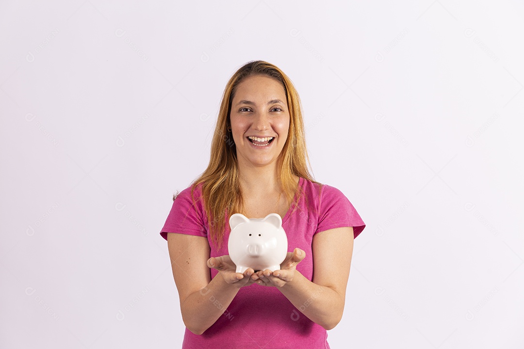 Linda mulher jovem segurando cofre sobre fundo isolado