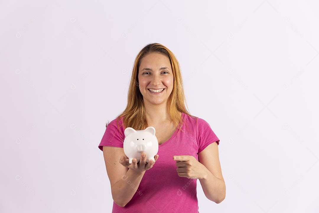 Linda mulher jovem segurando cofre sobre fundo isolado