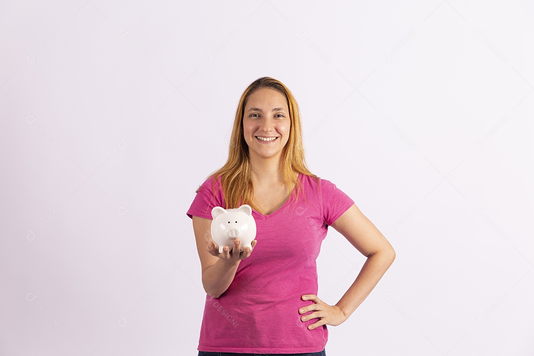 Linda mulher jovem segurando cofre sobre fundo isolado