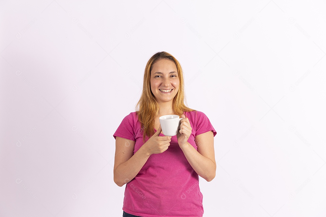 Mulher jovem segurando xícara sobre fundo isolado