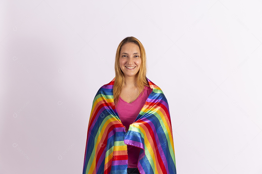 Linda mulher jovem segurando bandeira LGBTQI+