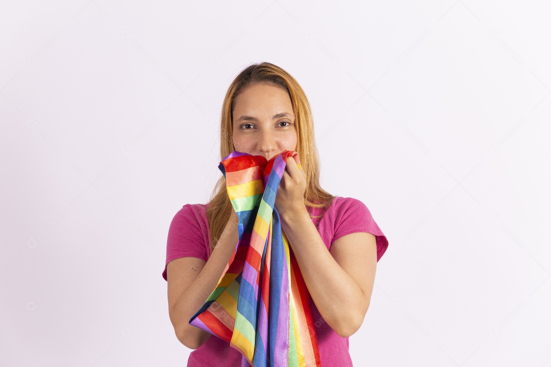 Linda mulher jovem segurando bandeira LGBTQI+