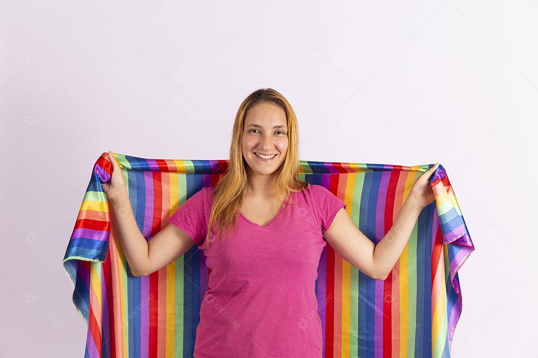 Linda mulher jovem segurando bandeira LGBTQI+