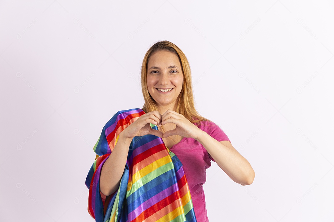 Linda mulher jovem segurando bandeira LGBTQI+