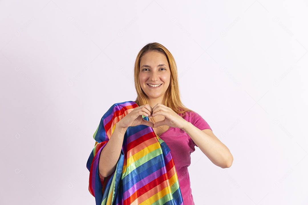 Linda mulher jovem segurando bandeira LGBTQI+