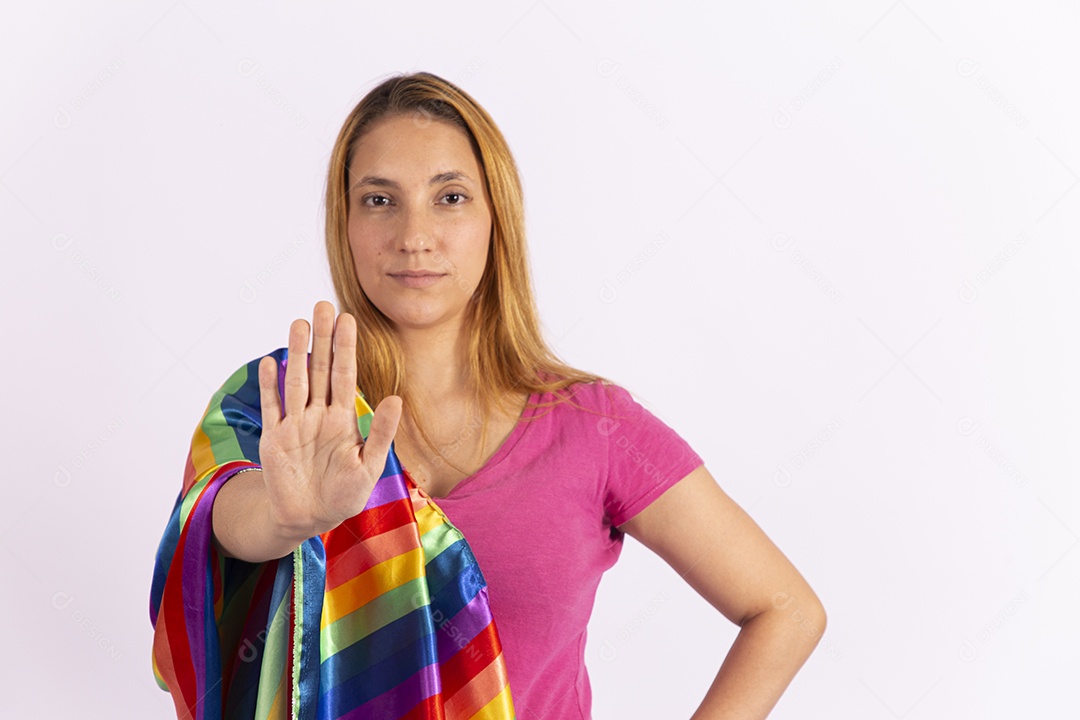 Linda mulher jovem segurando bandeira LGBTQI+