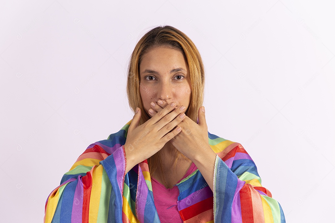 Linda mulher jovem segurando bandeira LGBTQI+