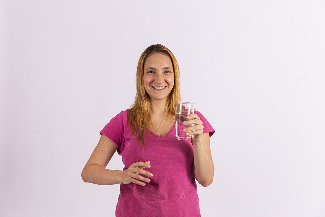 Linda mulher jovem garota segurando copo de água