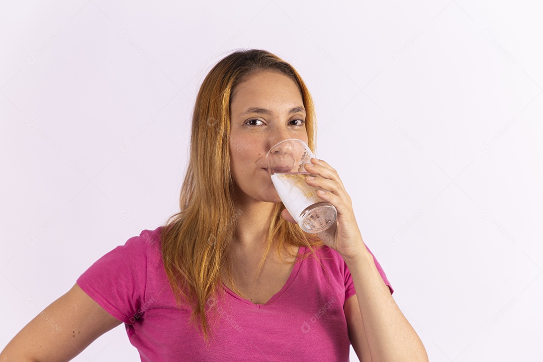 Linda mulher jovem garota segurando copo de água