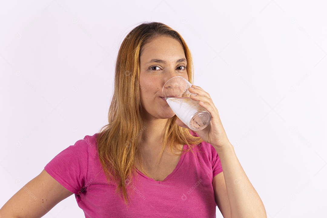 Linda mulher jovem garota segurando copo de água
