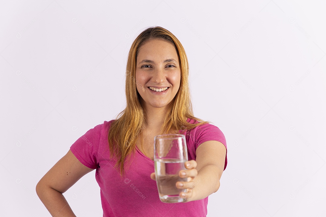 Linda mulher jovem garota segurando copo de água