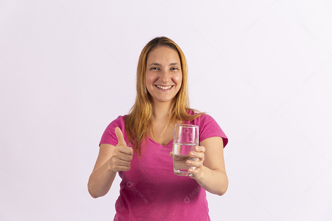 Linda mulher jovem garota segurando copo de água