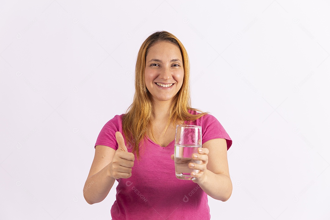 Linda mulher jovem garota segurando copo de água