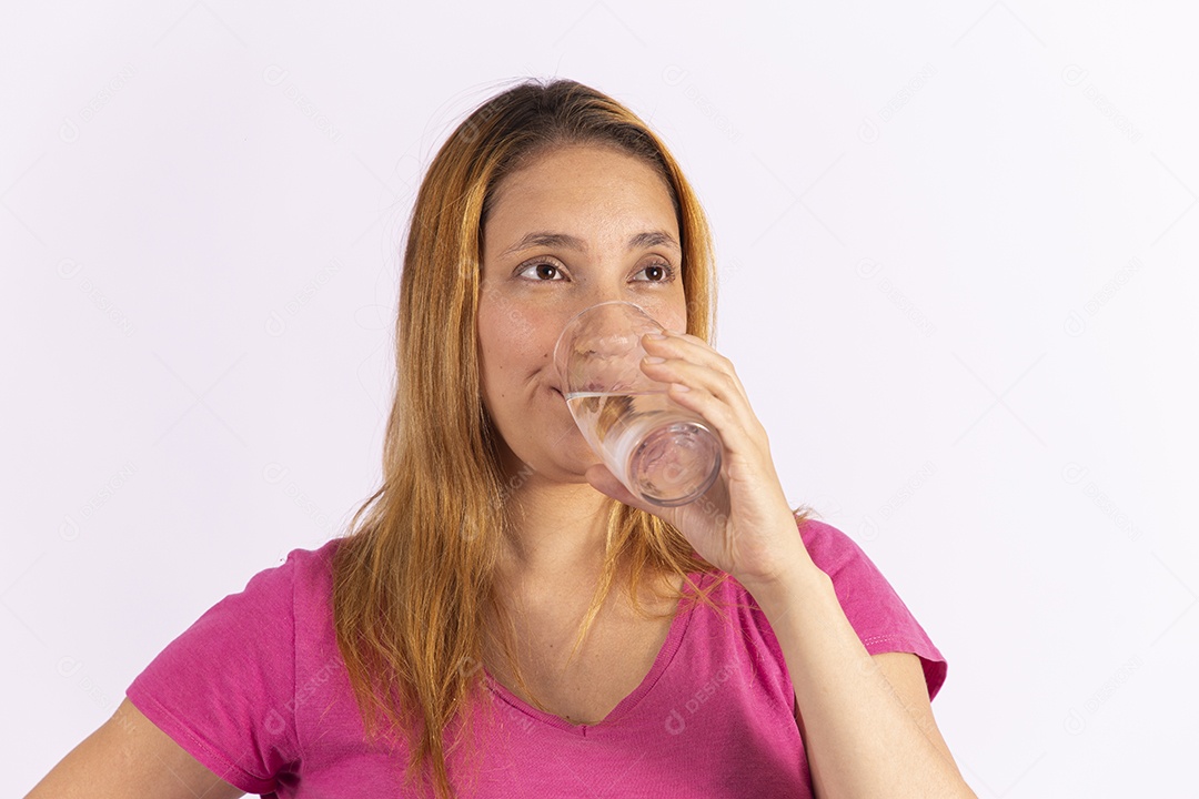 Linda mulher jovem garota segurando copo de água