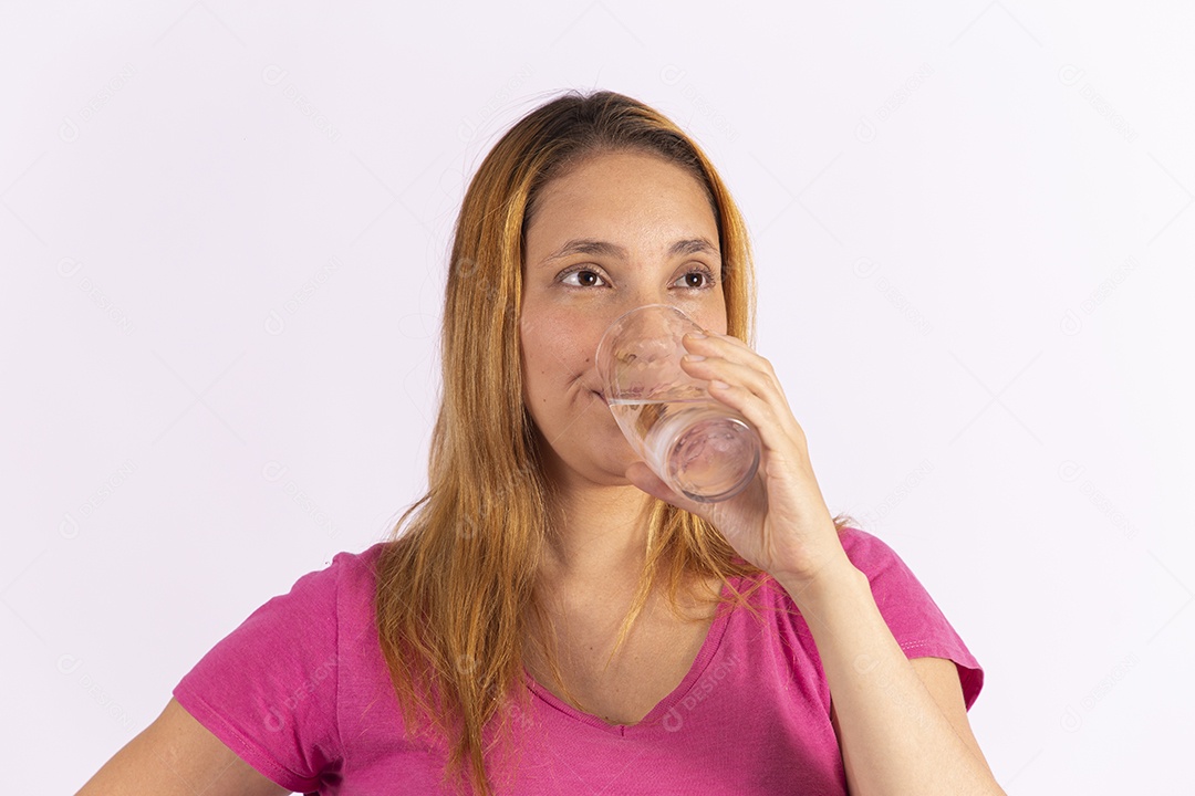 Linda mulher jovem garota segurando copo de água