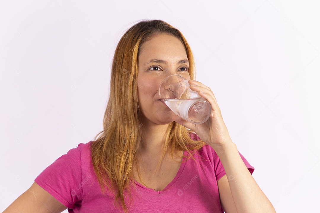 Linda mulher jovem garota segurando copo de água