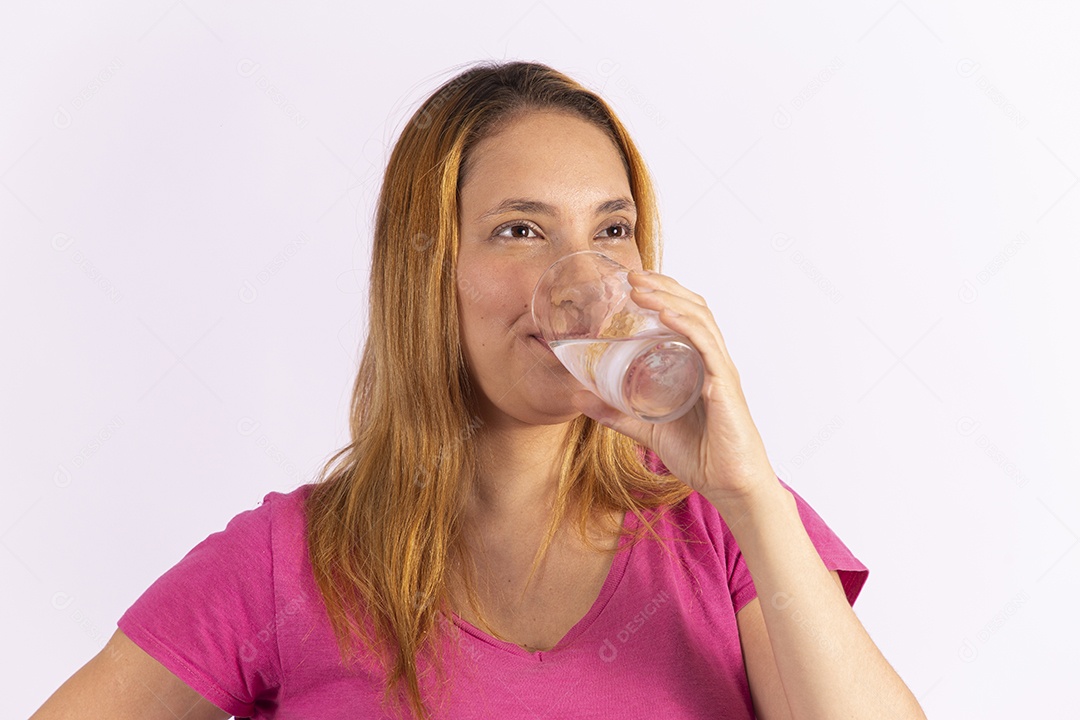 Linda mulher jovem garota segurando copo de água