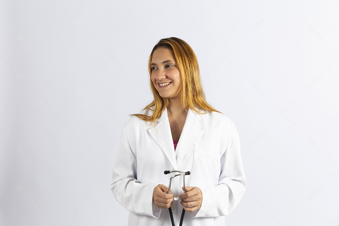 Linda mulher jovem garota usando jaleco branco sobre fundo isolado