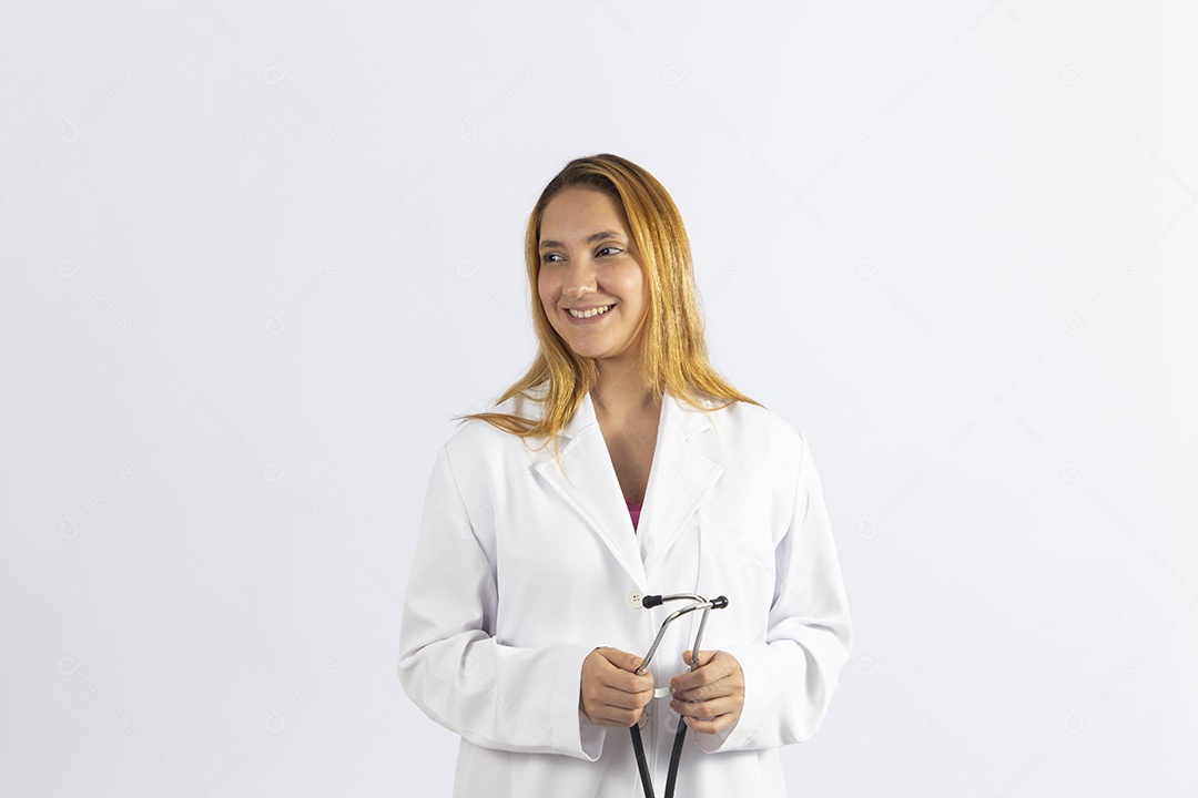 Linda mulher jovem garota usando jaleco branco sobre fundo isolado