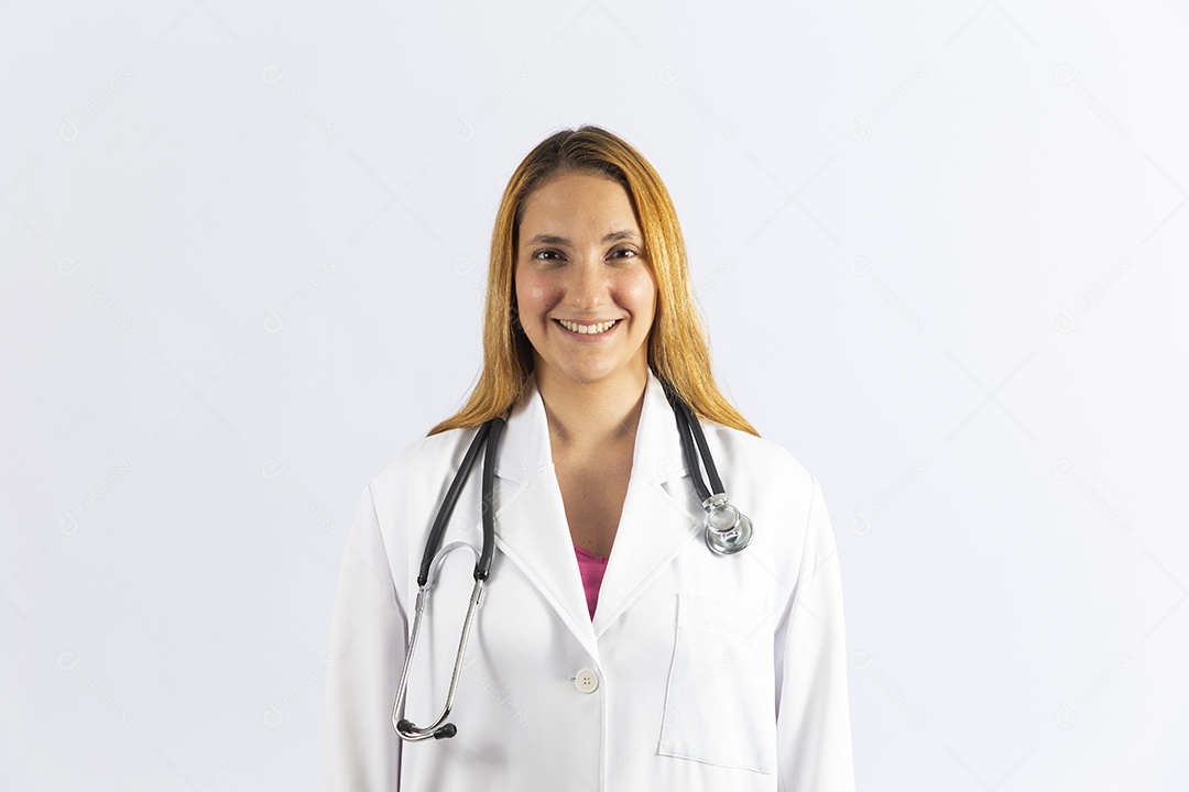 Linda mulher jovem garota usando jaleco branco sobre fundo isolado