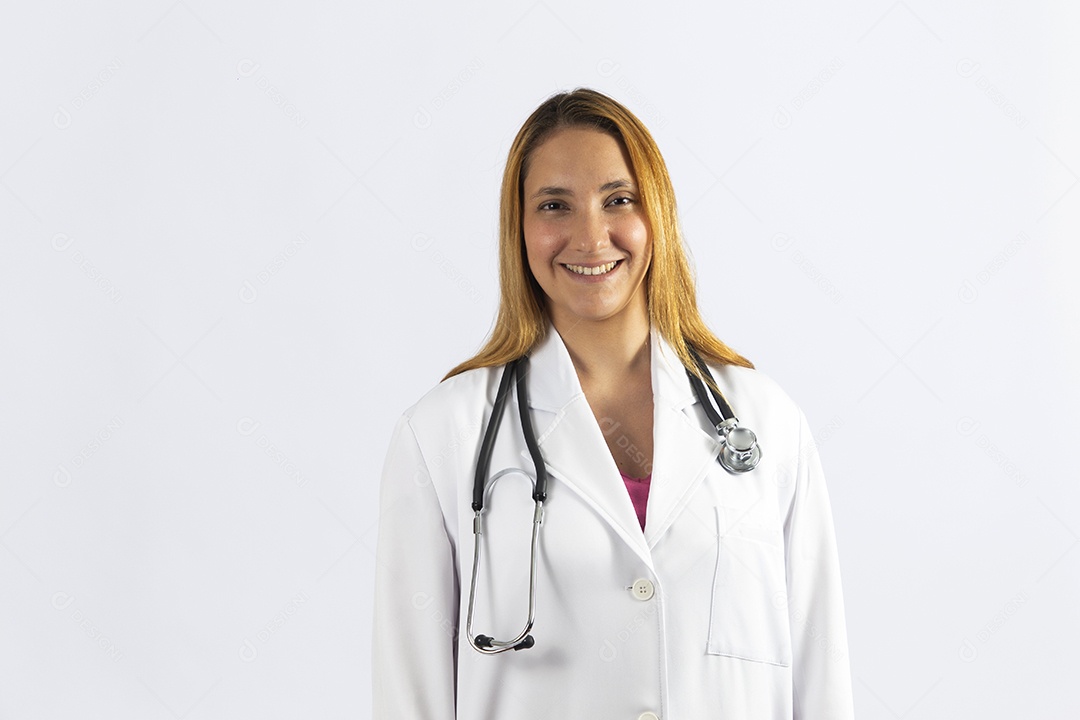 Linda mulher jovem garota usando jaleco branco sobre fundo isolado