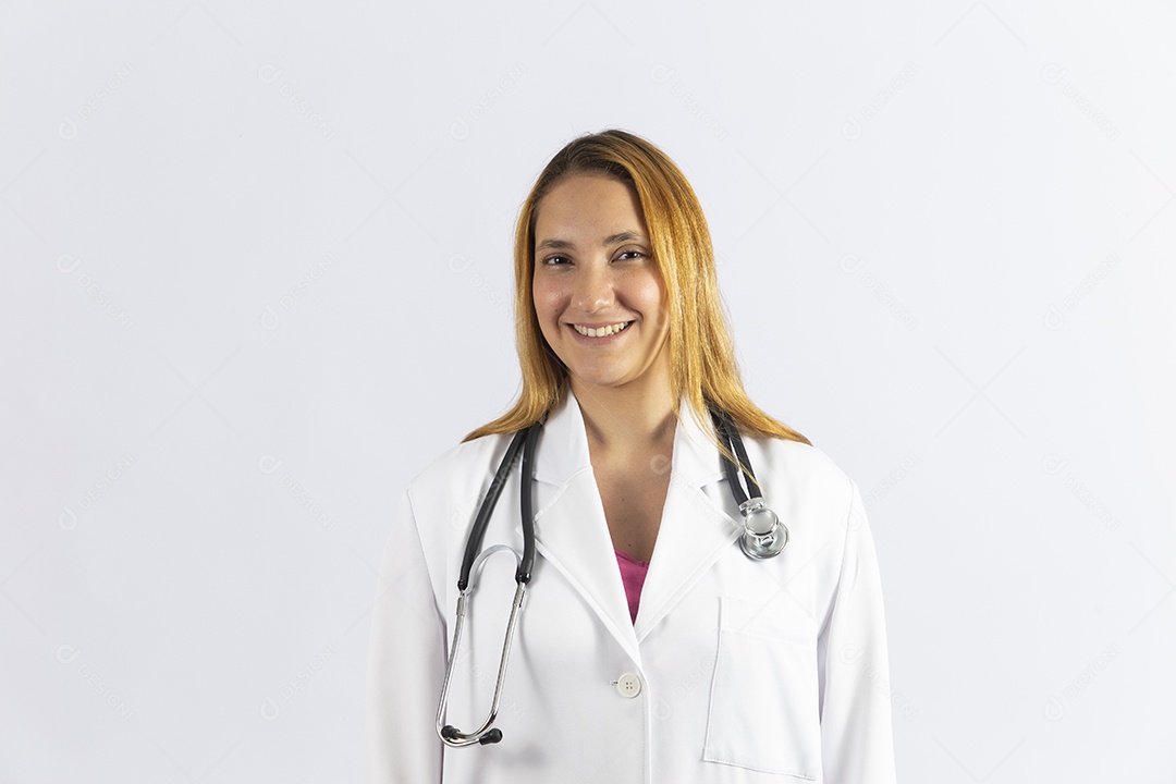 Linda mulher jovem garota usando jaleco branco sobre fundo isolado