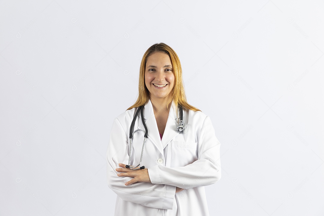 Linda mulher jovem garota usando jaleco branco sobre fundo isolado