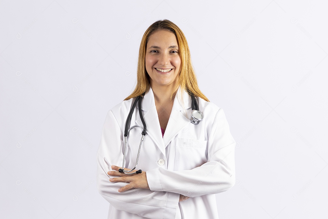 Linda mulher jovem garota usando jaleco branco sobre fundo isolado