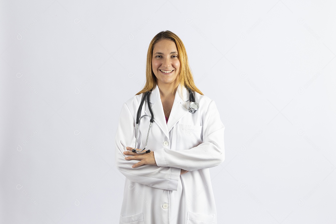 Linda mulher jovem garota usando jaleco branco sobre fundo isolado