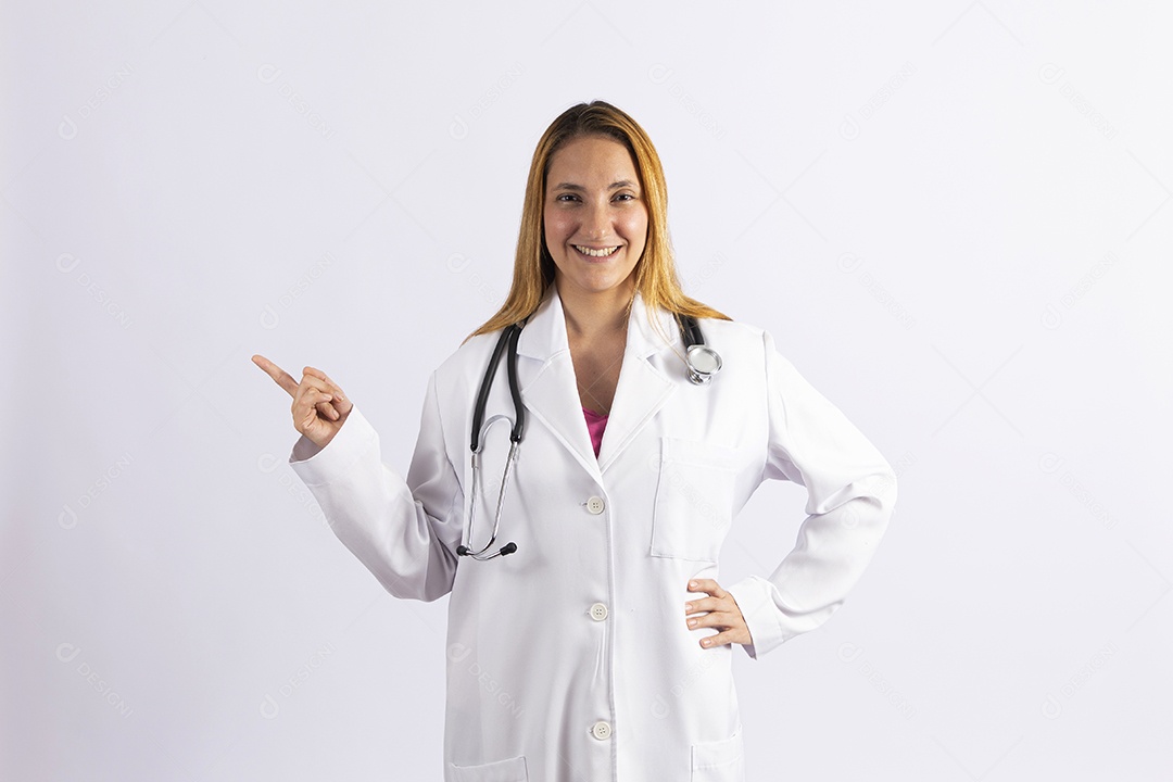 Linda mulher jovem garota usando jaleco branco sobre fundo isolado