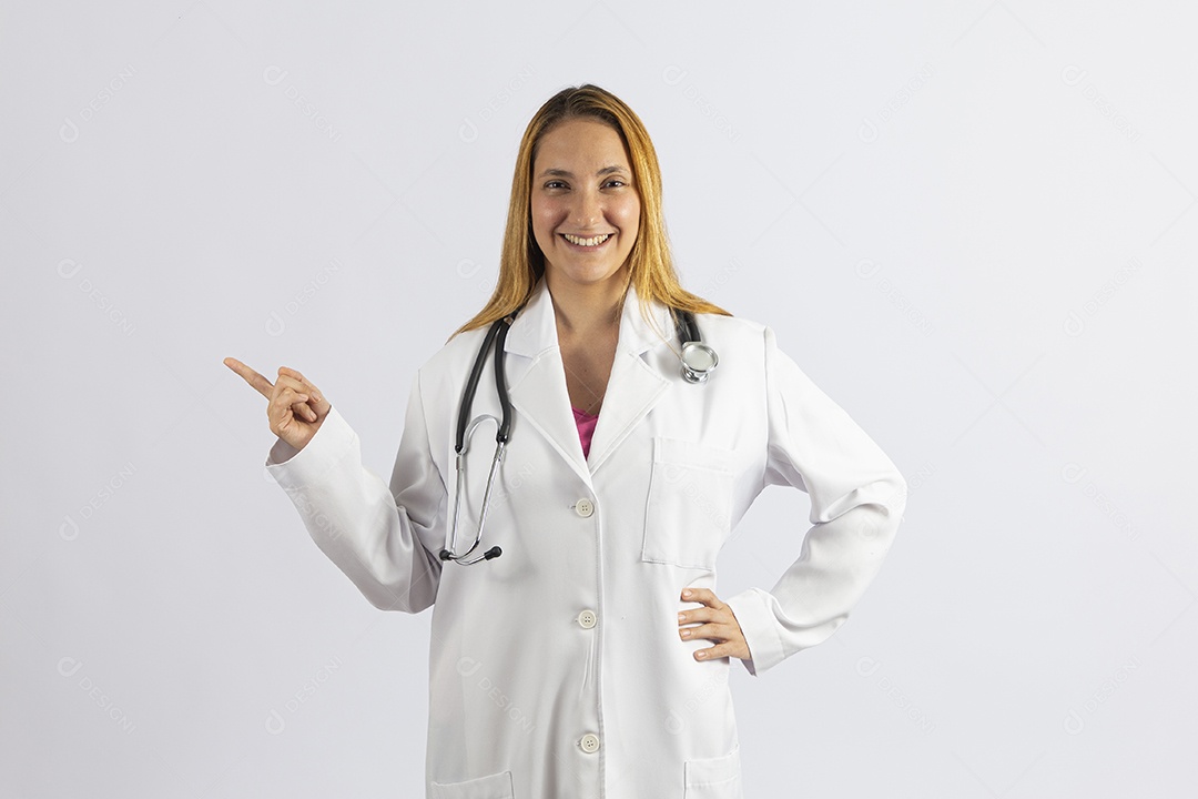 Linda mulher jovem garota usando jaleco branco sobre fundo isolado