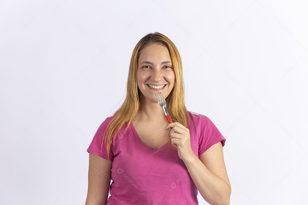 Linda mulher jovem garota segurando colher sobre fundo isolado